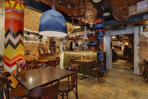 Сундук. Арт - кафе Сундук - это сочетание блюд смешанной кухни, легендарного интерьера и ежедневных музыкальных программ. 02