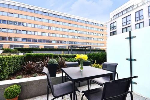 Компактный интерьер квартиры - студии 26 кв. 07