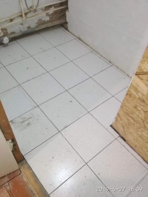 Муж сам ремонт в ванной сделал. 01