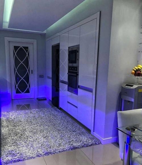 Прекрасный пример того, что серый цвет интерьера не всегда смотрится скучно. 02