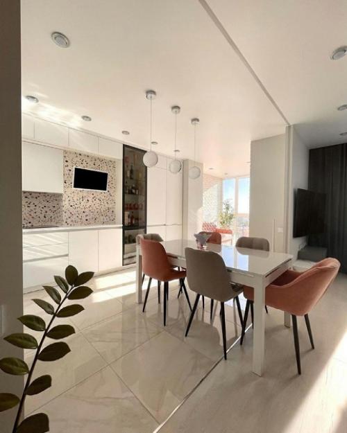 А какой кот в прихожей замечательный. 02