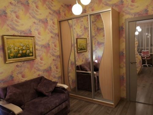 Вот такой вот уголок организовали для дочки в однокомнатной квартире. 06