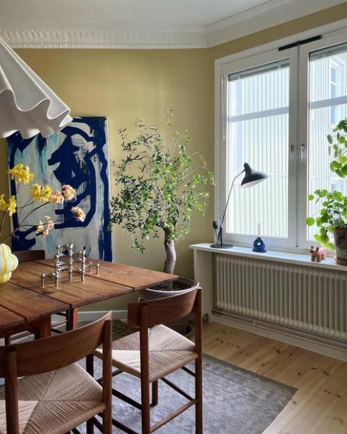 Эрик йозефссон живет на 69 квадратных метрах в Гётеборге и сочетает в своей квартире в скандинавском стиле старинную мебель и старые светильники. 02