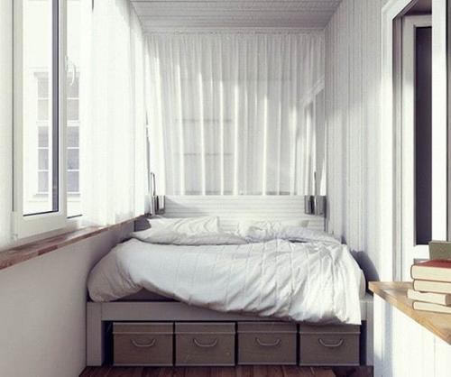 При отсутствии необходимой площади под спальню ее можно устроить на лоджии. 03