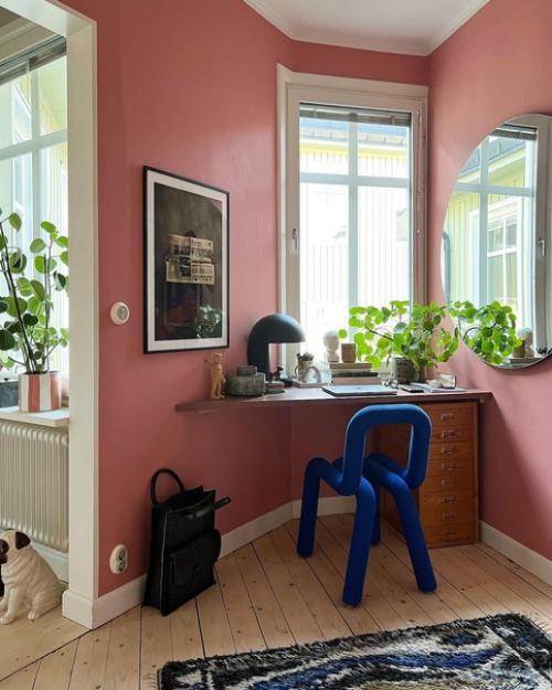 Эрик йозефссон живет на 69 квадратных метрах в Гётеборге и сочетает в своей квартире в скандинавском стиле старинную мебель и старые светильники. 04