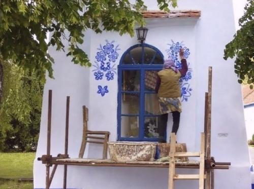 Этой бубуське уже 90 лет, а она до сих пор украшает дома в своей деревне. 01