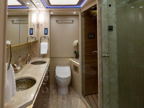 Джастин и хейли биберы приобрели себе вот такой вот Скромненький трейлер. 08