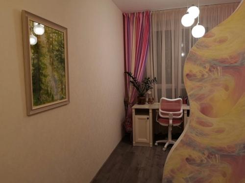 Вот такой вот уголок организовали для дочки в однокомнатной квартире. 01