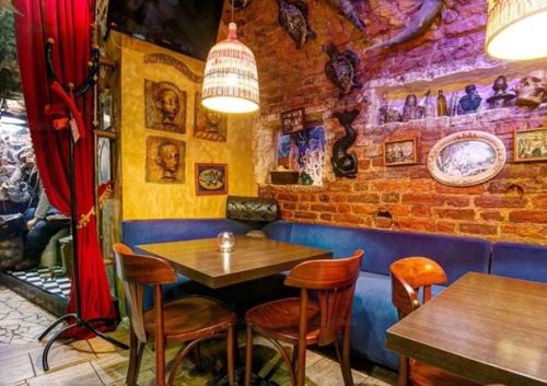 Сундук. Арт - кафе Сундук - это сочетание блюд смешанной кухни, легендарного интерьера и ежедневных музыкальных программ. 01