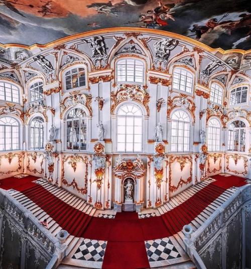 27 июня 1754 года императрица Елизавета Петровна утвердила проект зимнего дворца. 05