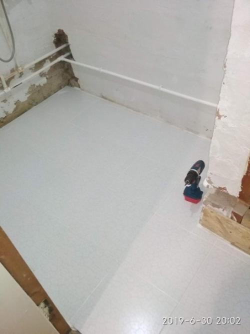 Муж сам ремонт в ванной сделал. 02