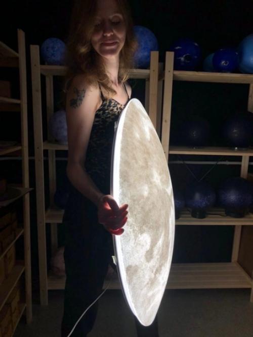 Уникальное украшение интерьера - настенный светильник луна 80 см. 02