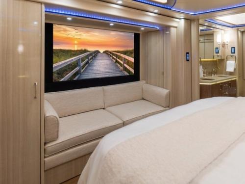 Джастин и хейли биберы приобрели себе вот такой вот Скромненький трейлер. 06