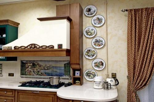 Посуда прочно ассоциируется у нас с интерьером кухни или кухни - столовой, где популярны гастрономические и кантри - мотивы. 01