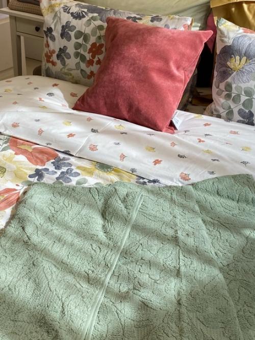 Этот очаровательный набор постельного белья идеально впишется как во взрослую, так и в детскую спальную комнату. 03