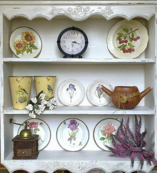 Посуда прочно ассоциируется у нас с интерьером кухни или кухни - столовой, где популярны гастрономические и кантри - мотивы. 03