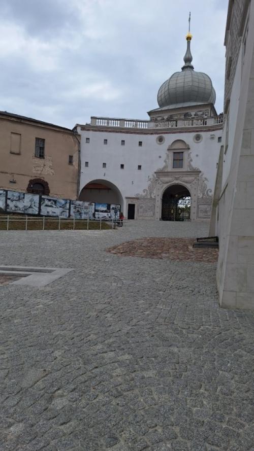 Гродно.   Узкие аля - европейские улочки с цветными домами, украшенные цветами. 05