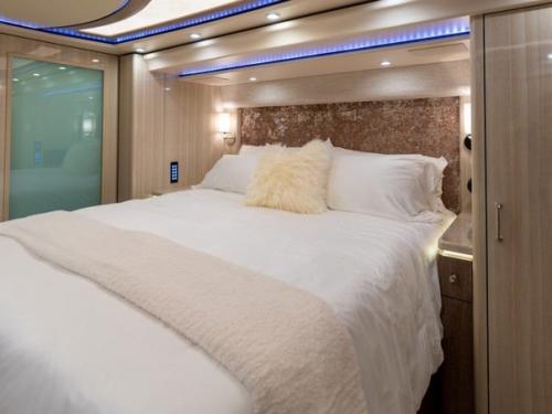 Джастин и хейли биберы приобрели себе вот такой вот Скромненький трейлер. 05