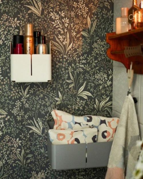 Как цветочные обои и красивая винтажная полка кардинально смогли преобразить интерьер бежевой ванной комнаты. 04