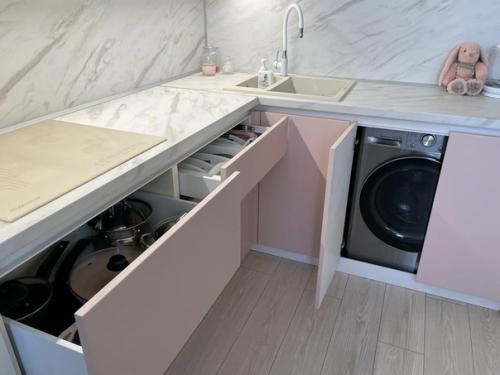 Кухня в нежно розовом тоне. 04