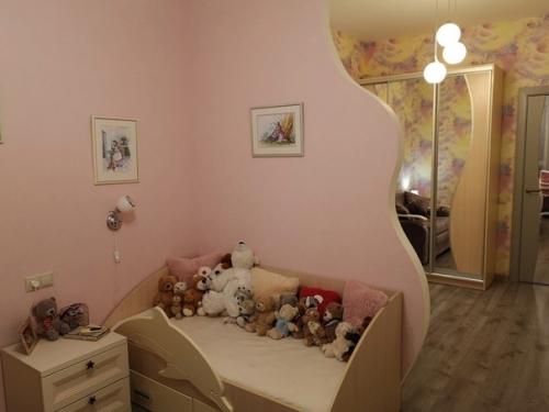 Вот такой вот уголок организовали для дочки в однокомнатной квартире. 04