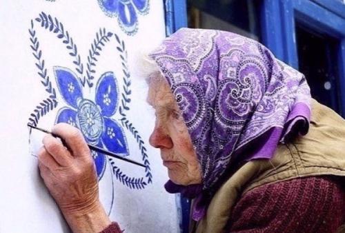 Этой бубуське уже 90 лет, а она до сих пор украшает дома в своей деревне. 02