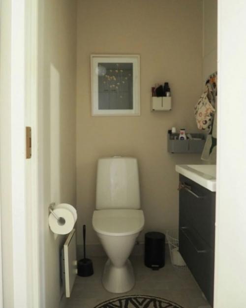 Как цветочные обои и красивая винтажная полка кардинально смогли преобразить интерьер бежевой ванной комнаты. 01