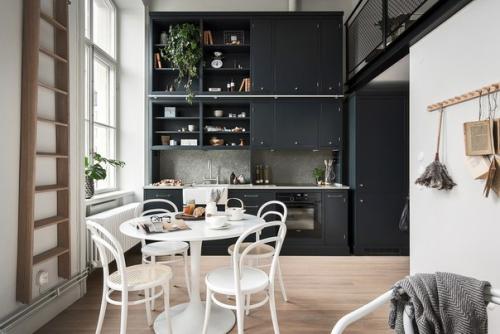 Двухкомнатная квартира площадью 41 квадратный метр расположена в здании бывшей фармацевтической школы в Стокгольме, Швеция. 01