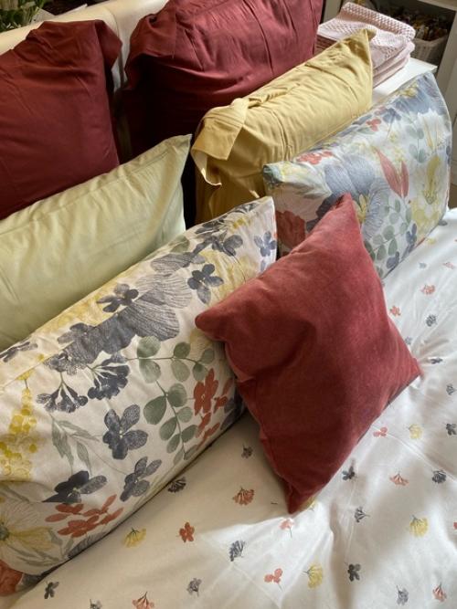 Этот очаровательный набор постельного белья идеально впишется как во взрослую, так и в детскую спальную комнату. 01