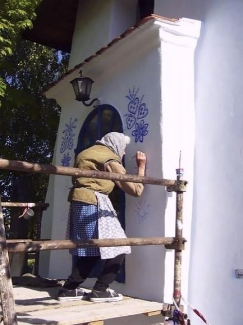 Этой бубуське уже 90 лет, а она до сих пор украшает дома в своей деревне.