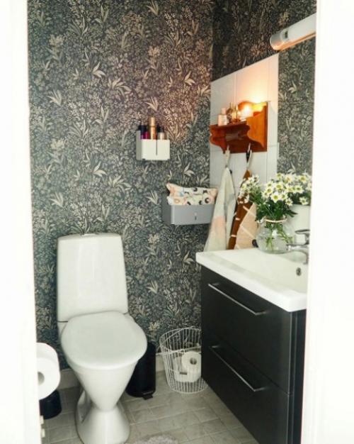Как цветочные обои и красивая винтажная полка кардинально смогли преобразить интерьер бежевой ванной комнаты. 02
