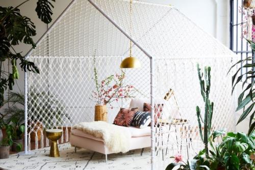 Как ни крути, а макраме было и остаётся одним из самых актуальных трендов в интерьере.