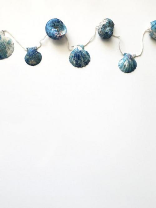 Очень красивые гирлянды из ракушек, покрытых лаком для ногтей и золотыми блестками. 02