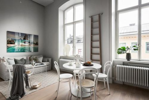 Двухкомнатная квартира площадью 41 квадратный метр расположена в здании бывшей фармацевтической школы в Стокгольме, Швеция. 05