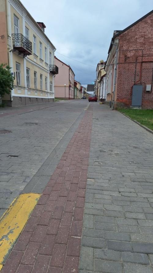 Гродно.   Узкие аля - европейские улочки с цветными домами, украшенные цветами. 08