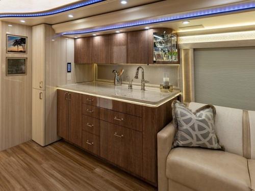 Джастин и хейли биберы приобрели себе вот такой вот Скромненький трейлер. 04