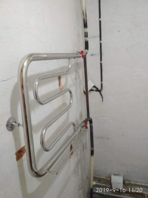 Муж сам ремонт в ванной сделал. 03