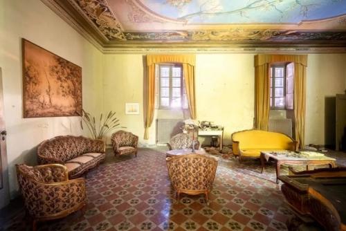 На жемчужину посреди дебрей наткнулся фотограф, который путешествовал в северной части Италии. 06