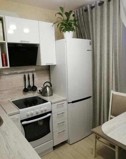 Небольшая кухонька. Простая, но удобная. 02