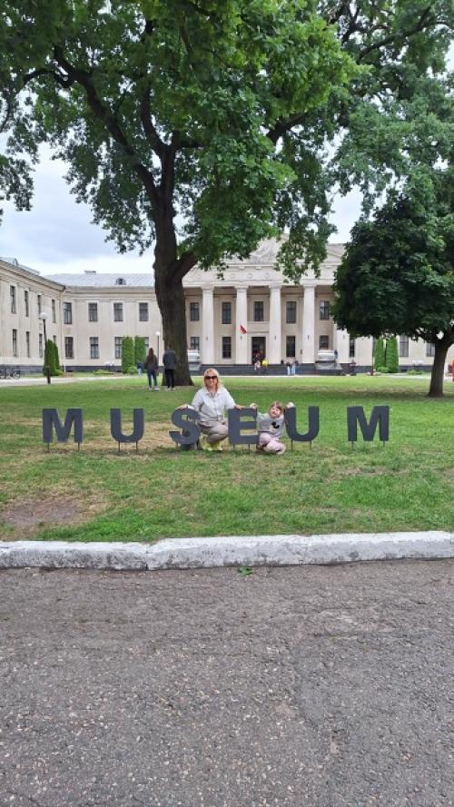 Гродно.   Узкие аля - европейские улочки с цветными домами, украшенные цветами. 06