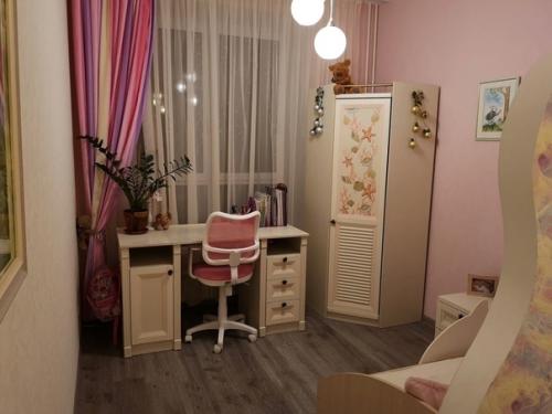 Вот такой вот уголок организовали для дочки в однокомнатной квартире. 02