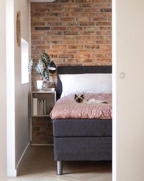 Детали датского дома с кирпичной стеной в спальне и очаровательными детскими комнатами. 08