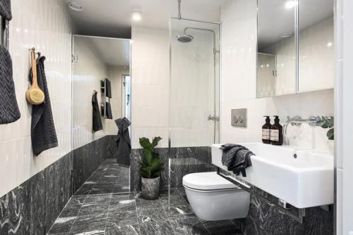 Двухкомнатная квартира площадью 41 квадратный метр расположена в здании бывшей фармацевтической школы в Стокгольме, Швеция. 09