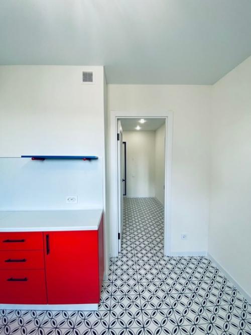 Квартира со стильным дизайнерским ремонтом недалеко от центра города продается! 03