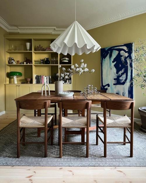 Эрик йозефссон живет на 69 квадратных метрах в Гётеборге и сочетает в своей квартире в скандинавском стиле старинную мебель и старые светильники. 03