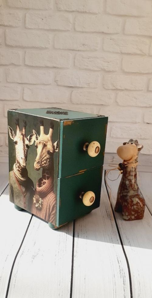 Мини комодик Модные Жирафы отличным дополнением вашему интерьерустанет. 01