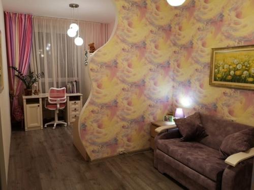 Вот такой вот уголок организовали для дочки в однокомнатной квартире. 05