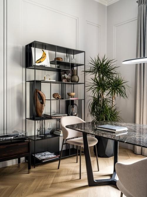 Современный интерьер с элементами исторического стиля в квартире сталинского дома, построенного в 1952 году. 01