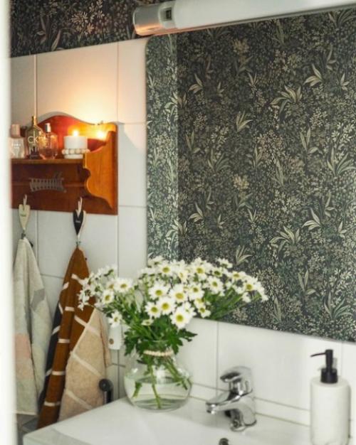 Как цветочные обои и красивая винтажная полка кардинально смогли преобразить интерьер бежевой ванной комнаты. 07