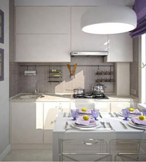 Малогабаритная светлая кухня с фиолетовыми акцентами в декоре и текстиле. 02